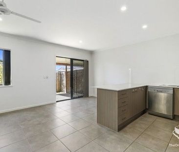 Pristine modern 3 bedroom townhouse - Photo 3
