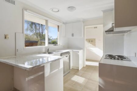 Family home in great location - Photo 3