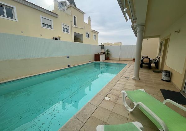 Excelente moradia V3 com Piscina localizada em Albufeira na zona das Ferreiras.