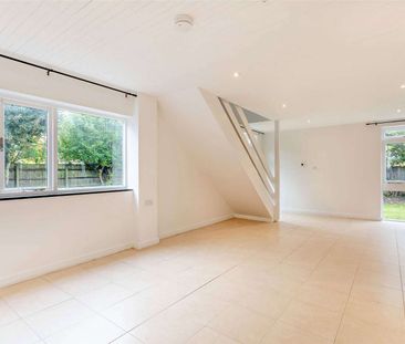 Spacious family home with a large, enclosed garden and parking - Photo 3