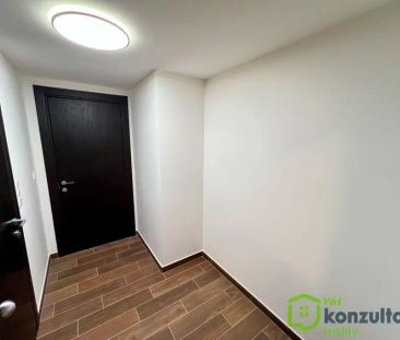 Pronájem bytu 1+kk s balkonem, parkováním a sklepem – ul. Třída Jiř... - Photo 3