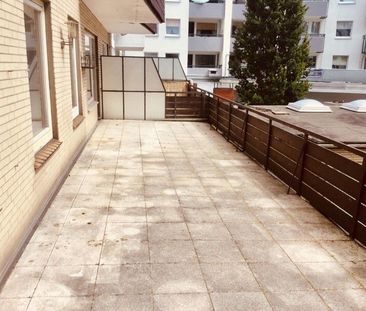 Wohnung mit riesiger Terrasse mitten in der Stadt - Photo 1