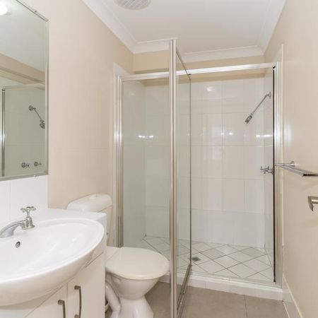 TIDY TOWNHOUSE IN CENTRAL LOCATION - Photo 4