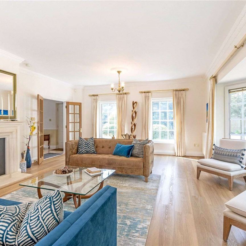 A beautifully presented family home situated in a sought after location in Sunningdale. - Photo 1