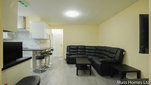 6 bedroom semi-detached house to rent - Photo 1