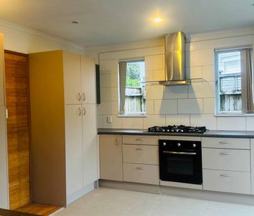 Four Bedrooms Family Home in Forrest Hill - Photo 3