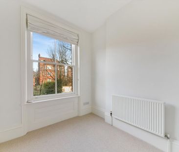 A bright and modern raised ground floor 2 double bedroom apartment with direct access to a garden located conveniently between Swiss Cottage and Belsize Park NW3 - Photo 5