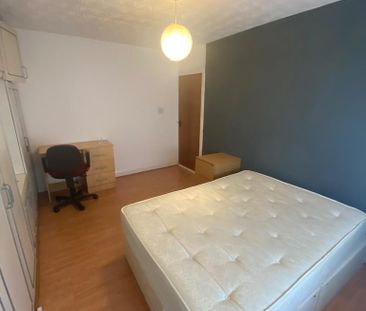 4 bedroom terraced house to rent - Photo 3