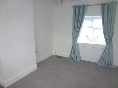 2 bedroom end of terrace house to rent - Photo 3
