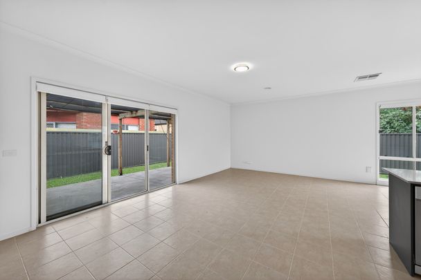 2 Paxton Link, Pakenham VIC 3810 - House For Rent | Domain - Photo 1
