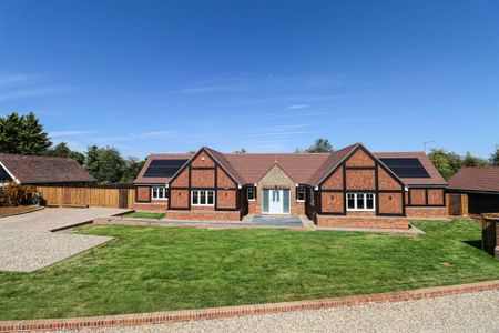 Clements End Road, Studham, LU6 2NG - Photo 2