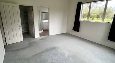 Spacious 5-Bedroom Family Friendly Home! - Photo 5