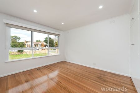 Renovated and Beautifully Presented Family Residence in well Sought-After Neighbourhood - Photo 2