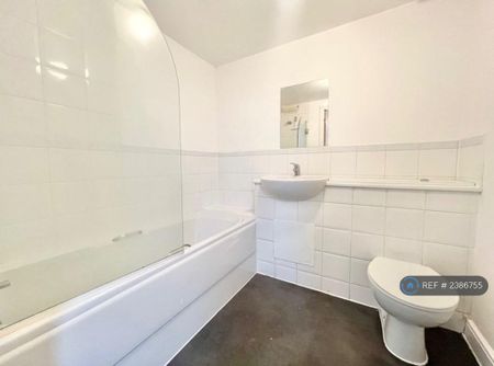 3 bedroom flat to rent - Photo 5