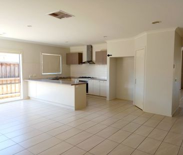 LARGE FOUR BEDROOM HOUSE - Photo 6