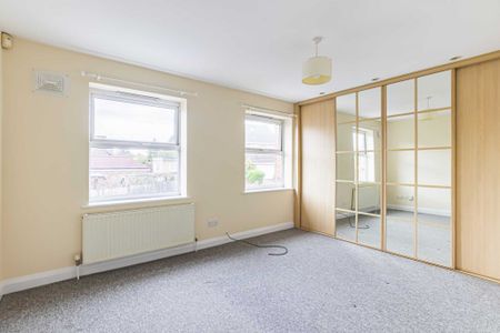 2 bed Flat for rent - Photo 2