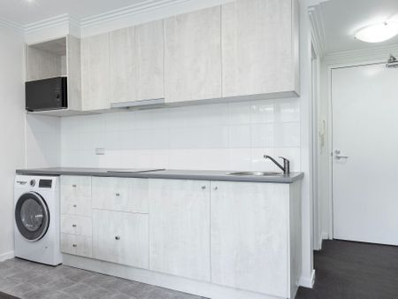 Chic executive living, convenient lifestyle setting - Photo 3