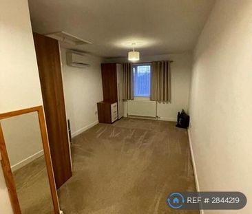 4 bedroom semi-detached house to rent - Photo 3