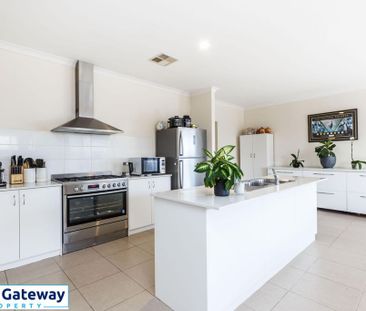 18 Astounding Way, AUBIN GROVE WA 6164 - Photo 3