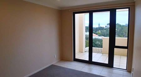 Refurbished 2 Bedroom Apartment - Photo 2