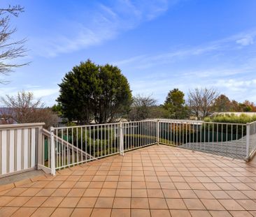 EXPANSIVE FAMILY LIVING WITH ESCARPMENT VIEWS & ENTERTAINER'S APPEAL - Photo 1