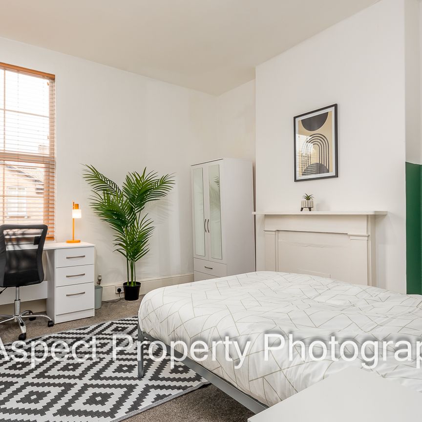 Modern & Stylish Living. Huge Rooms! CV31 - Photo 1