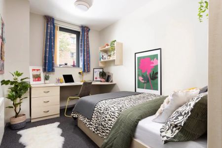 Large Standard Double Ensuite - Photo 3