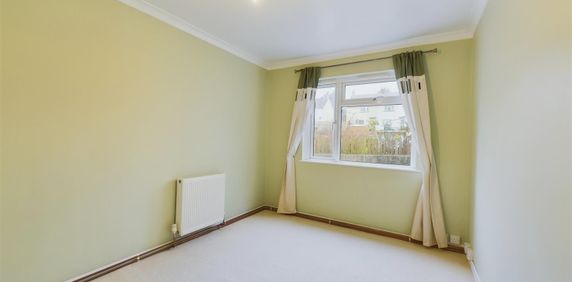 Two bed flat to rent in Trecarrell Close, Launceston, PL15 - Photo 2