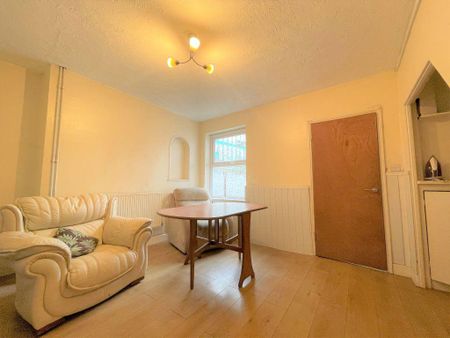 1 bedroom in a house share to rent - Photo 3