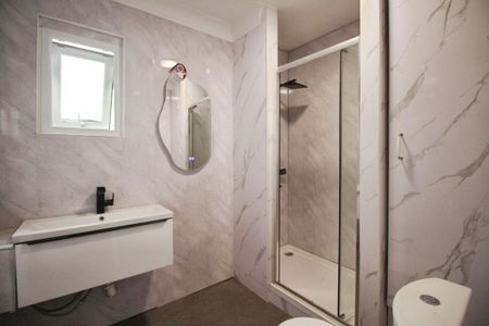 3 bedroom flat to rent - Photo 4