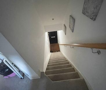 2 Bed Maisonette, Lower Addiscombe Road, CR0 - Photo 4