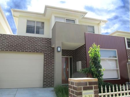2/35 Angus Drive, Glen Waverley - Photo 2