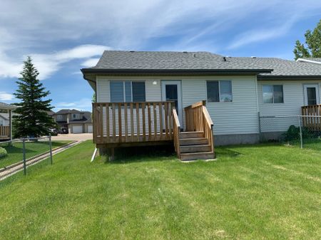 Spacious Sylvan Lake duplex with attached Garage - Photo 2