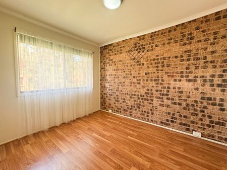 Bright & Spacious 3-Bedroom Townhouse in Prime Location - Photo 3