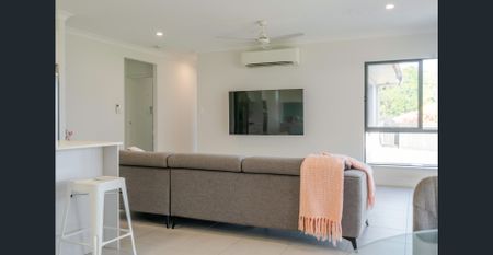 Modern 4-Bedroom Family Haven with Pool in Earlville - Photo 2