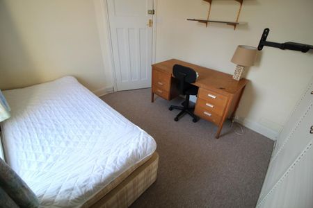 4 bedroom detached house to rent - Photo 2