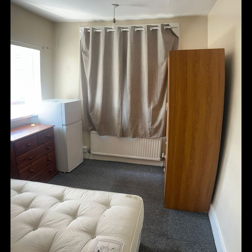 Room in a Shared Flat, Wembley Hill Road, HA9 - Photo 1