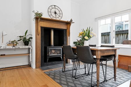 24 Leslie Street - Photo 2