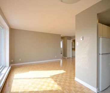 Minutes to Bayshore Shopping Centre; Easy Access to the Queensway - Photo 1