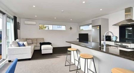 Modern sundrenched fully furnished rear townhouse in excellent central location! - Photo 3