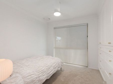 Morden Renovated House in Helensvale - Photo 2