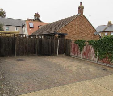 2 bedroom detached bungalow to rent - Photo 3