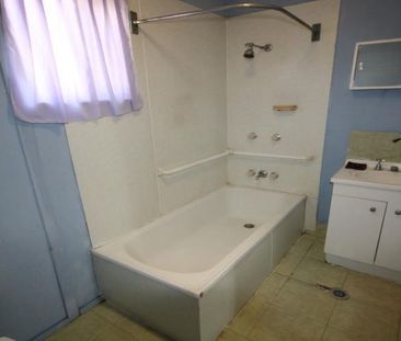 Cosy cottage home in Depot Hill. - Photo 5