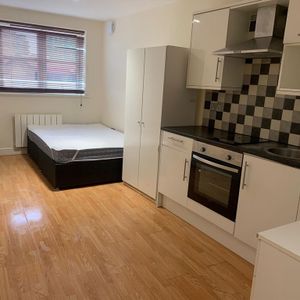 Studio to rent - Photo 2