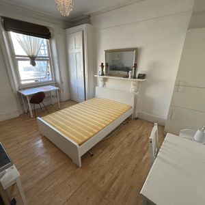 1 bedroom in a flat share to rent - Photo 2