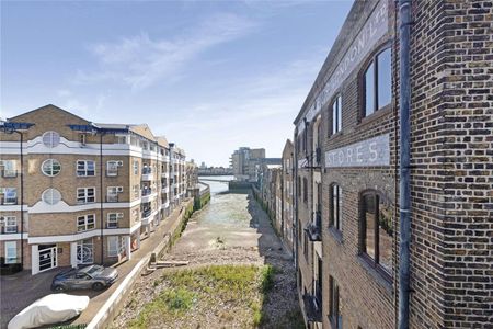 A spectacular find from Savills - a spacious 3/4 double bedroom, 3 bathroom townhouse spread across 4 floors, conveniently nestled just of Narrow Street. - Photo 4