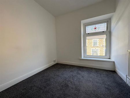 3 bedroom end of terrace house to rent - Photo 2