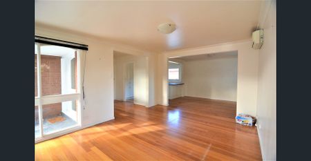 Family Home in Prime Location! - Photo 3