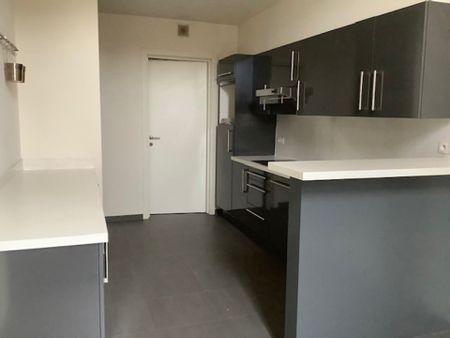 LEDE - Ruim, gelijkvloers appartement mét staanplaats. - Photo 2