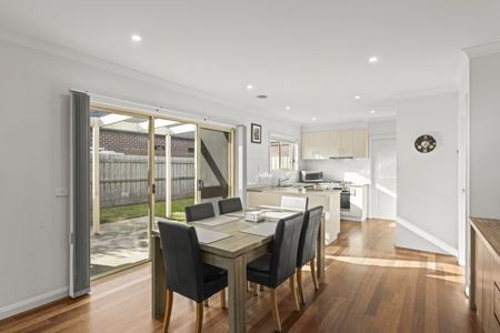 COMFORTABLE CORNER-LOT LIVING IN ST ALBANS PARK - Photo 2